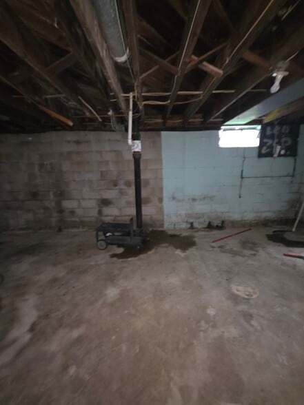 Building Photo - 1818 E Clay St