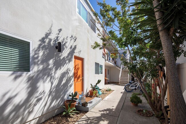 Building Photo - Stylish Ocean Beach 2-Bedroom Just 1/2 BLOCK from the Beach!