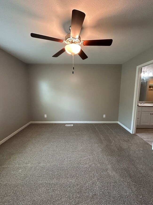 Building Photo - Spacious 4 Bedroom Duplex Near Village Pointe