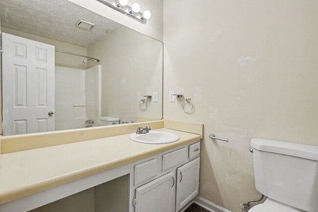 Building Photo - 3 Bedroom 2 Bath Home