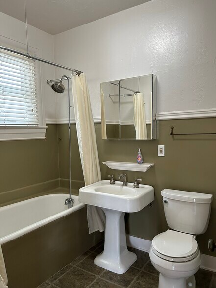 Building Photo - 2329 Curlew St