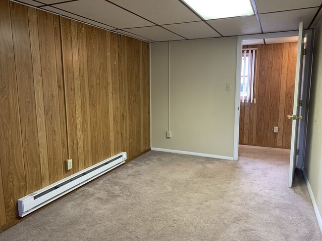 Building Photo - Charming single-family home just a short w...