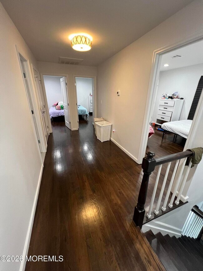 Building Photo - 8 Ridge Rd