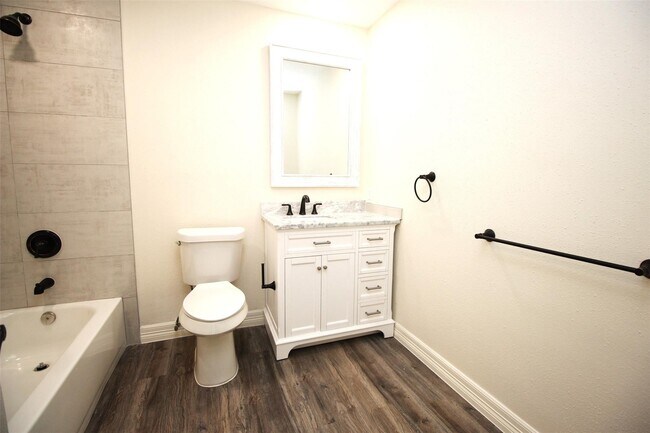 Building Photo - 805 Willow Creek Dr