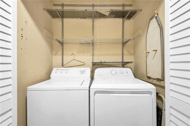 Building Photo - 2755 Janet St