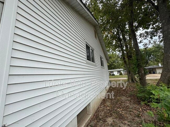 Building Photo - 220 Falcon Dr