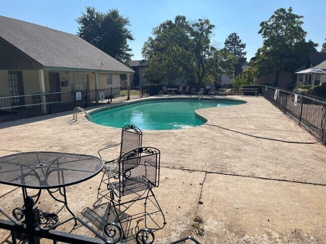 Building Photo - 3 bed upstairs condo in Norman, community ...