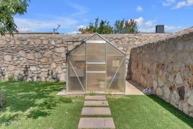 Building Photo - Come to check this beautiful house 4 bedrooms, possible 5th bed and 3 baths.
