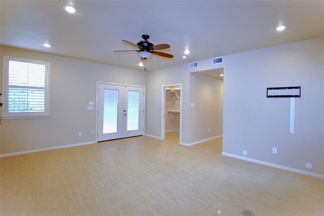 Building Photo - 2002 Singing Hls