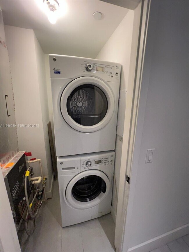 Building Photo - 1010 Brickell Ave