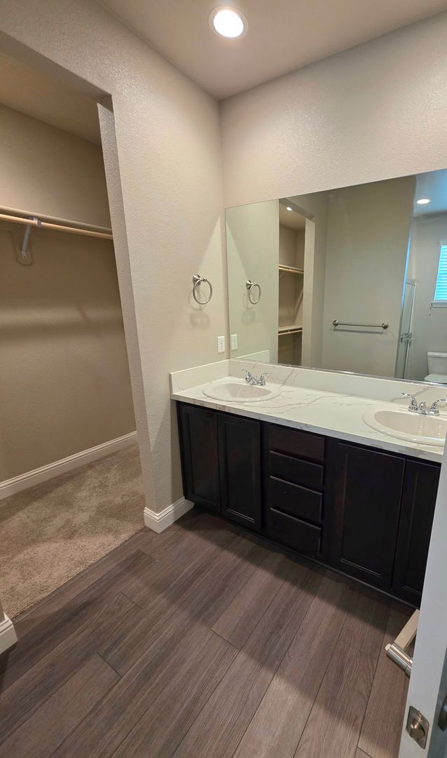 Building Photo - VILLA DEL LAGO HOME 4 BEDROOM WITH 3 BATH