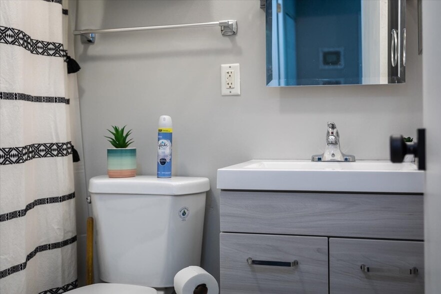 Full Bathroom off the Hallway by the Bedrooms - 1001 N Coler Ave