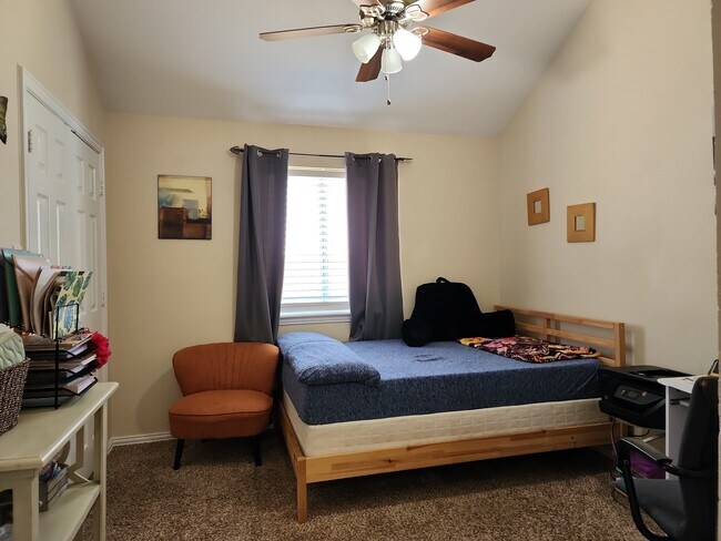 guest bedroom 2This fantastic rental boasts 3 beds and 2 baths, offering plenty of space for you and - 605 Blair Dr