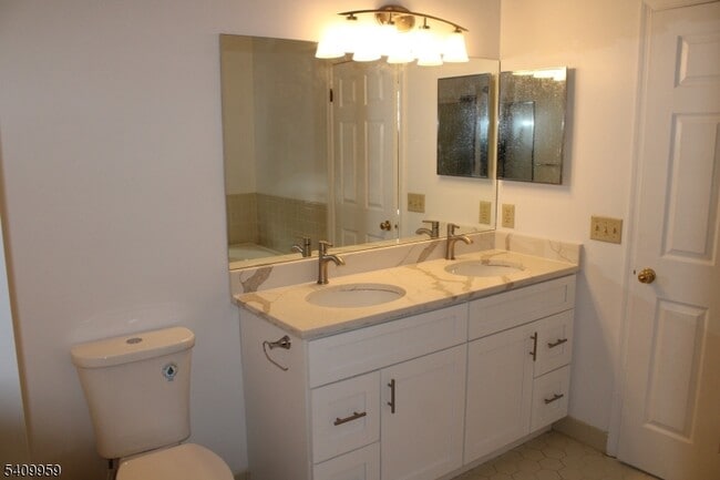 Building Photo - 2 Washington Ct