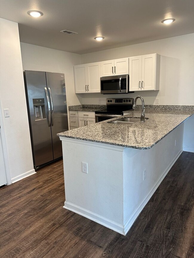 Building Photo - MOVE IN SPECIAL: FIRST MONTH FREE!! 6 MONT...