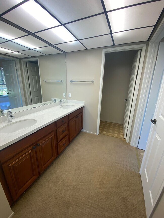 Building Photo - Large 4 Bedroom / 2.5 Bath House in Foster...