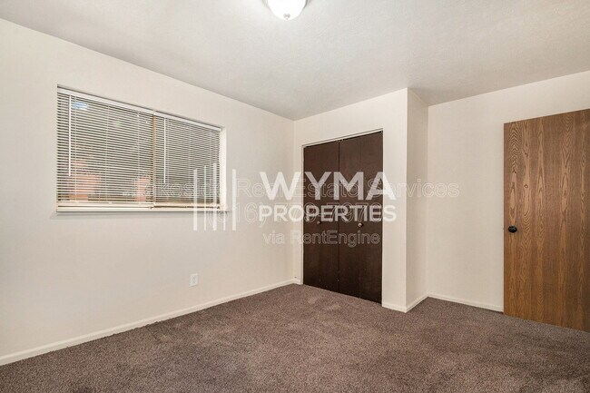 Building Photo - 1015 36th St SW