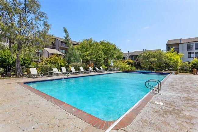 Building Photo - 2101 Shoreline Dr