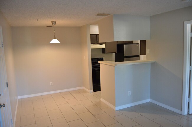 Building Photo - 1 Bedroom/1 bathroom 1st Floor condo with ...