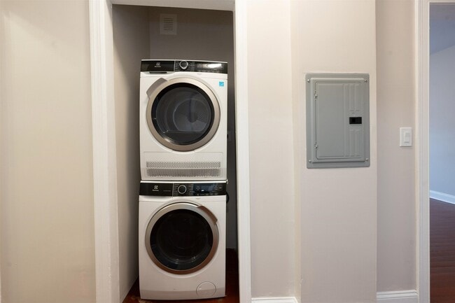 Building Photo - 565 Bergen Ave