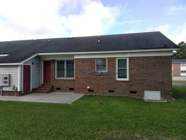 Building Photo - Duplex in Hope Mills!