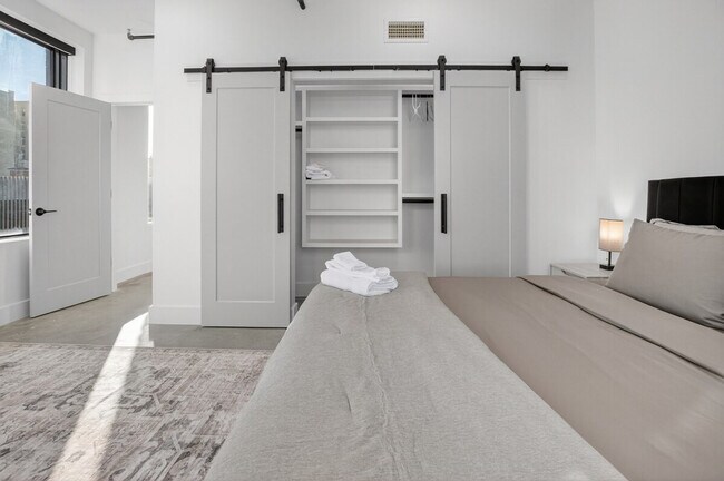 Building Photo - 100 W 5th St