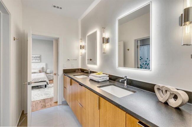 Building Photo - 7533 Royal Pl