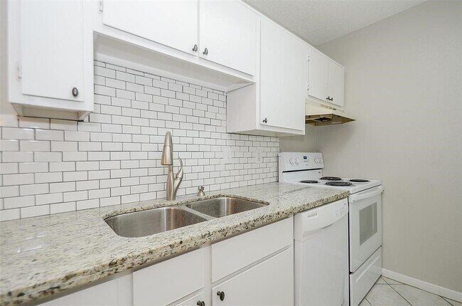 Building Photo - 2750 Holly Hall St