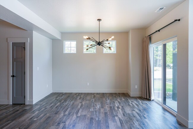 Building Photo - 2148