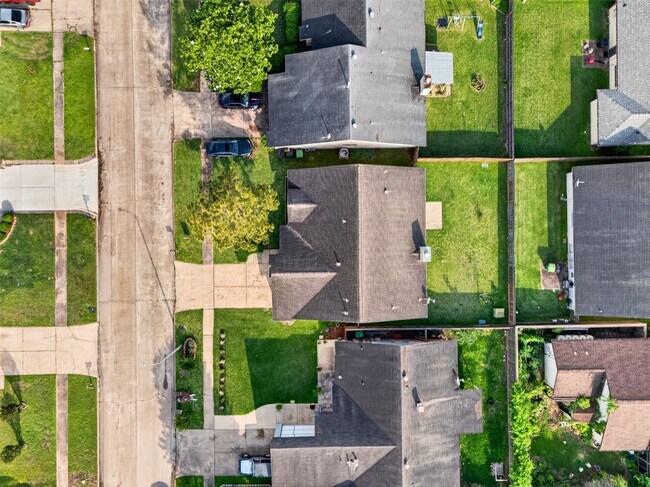 Building Photo - 12047 Plumpoint Dr