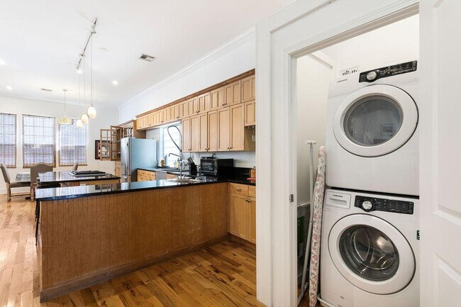 Building Photo - 1204 Carondelet St