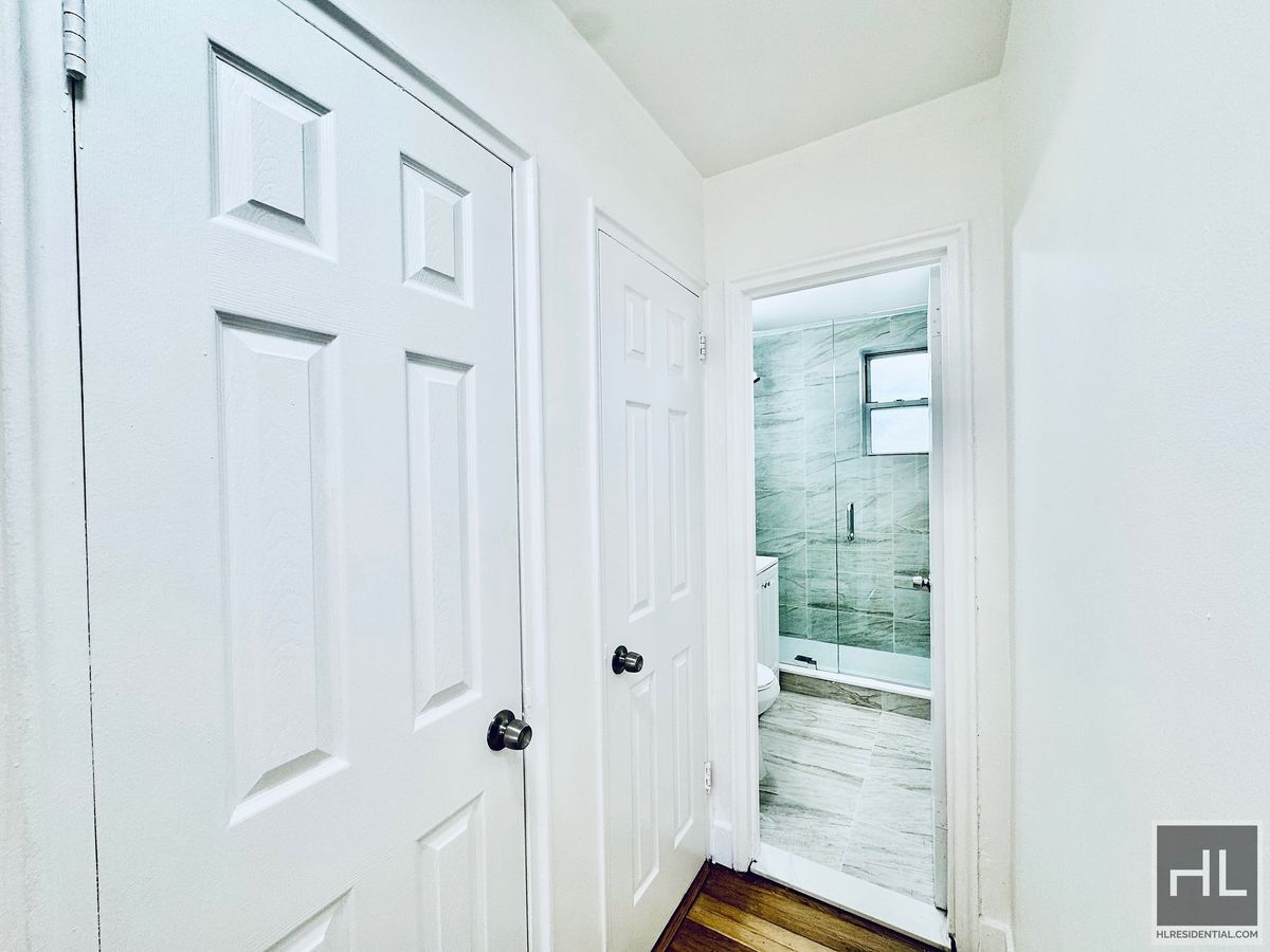 Building Photo - Newly Renovated 2 bedroom apartment spanni...
