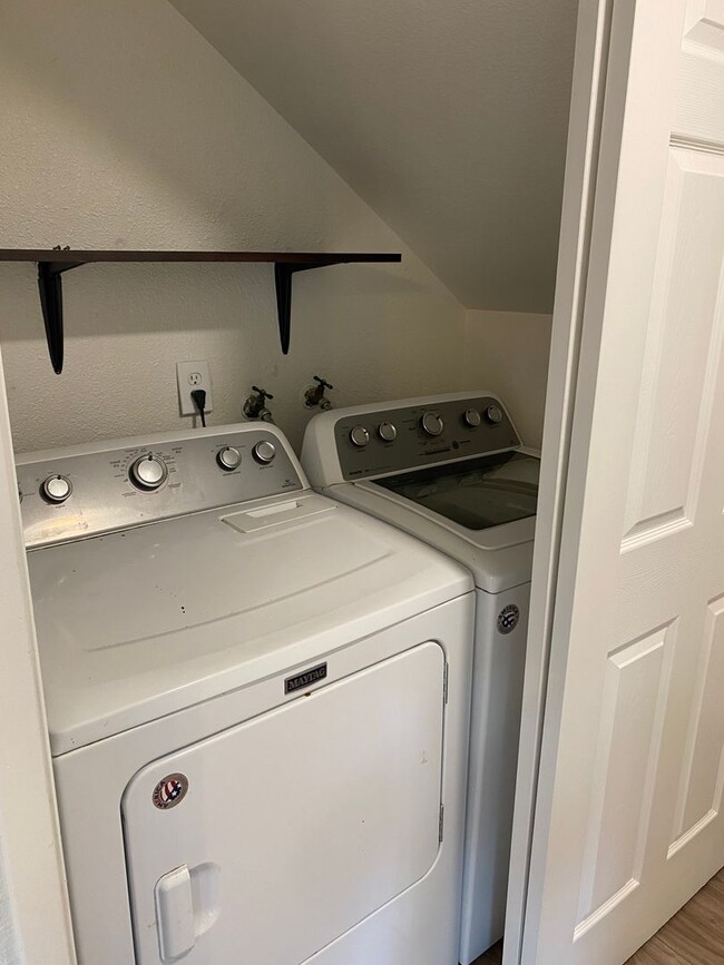 Building Photo - Tastefully Renovated Townhouse Available t...