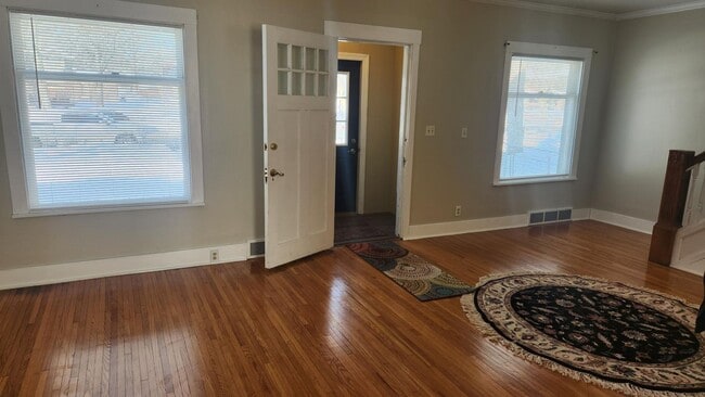 Building Photo - Historic, recently updated single-family h...
