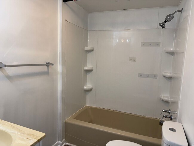 Building Photo - 2910 Berry Hill Dr