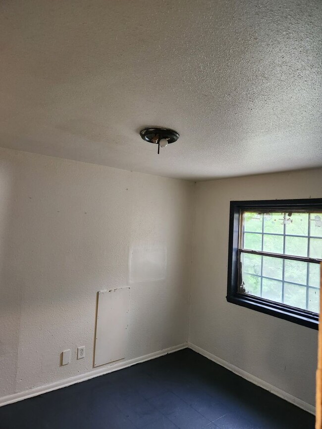 Building Photo - 3 bed 1 bath 1 car garage