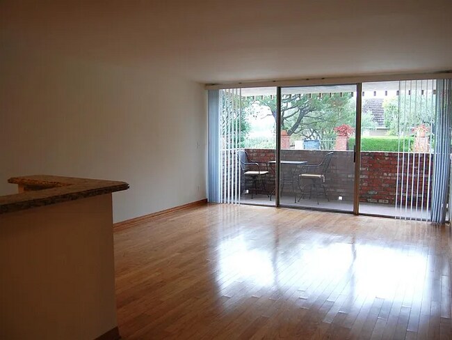 Building Photo - 6526 Ocean Crest Dr