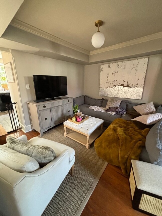 Building Photo - 408 Queen St