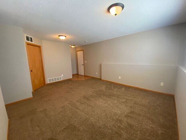 Building Photo - 3 Bedroom Townhome in South Fargo!!
