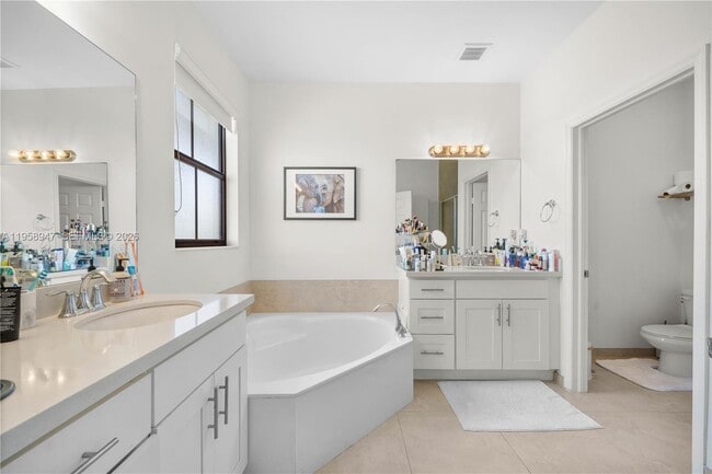 Building Photo - 6005 NW 104th Path