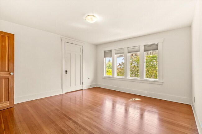 Building Photo - 4102 Sunnyside Ave N