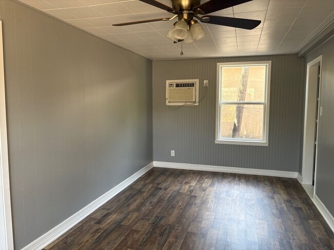 Building Photo - Studio Apartment with 1 Bathroom in Histor...