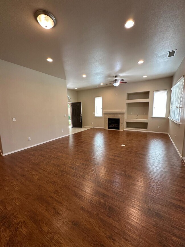 Building Photo - 5541 N Plum Ln