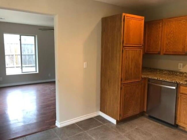 Building Photo - 2 Bedrooms / 1 Bathroom