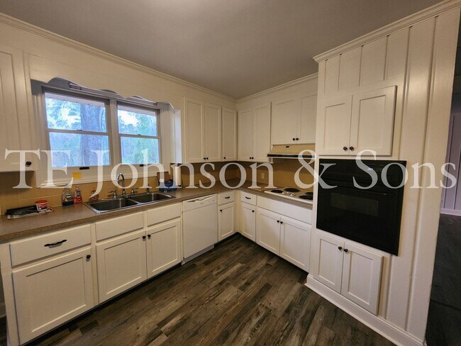 Building Photo - Three bedroom House with Large Lot in Country Setting