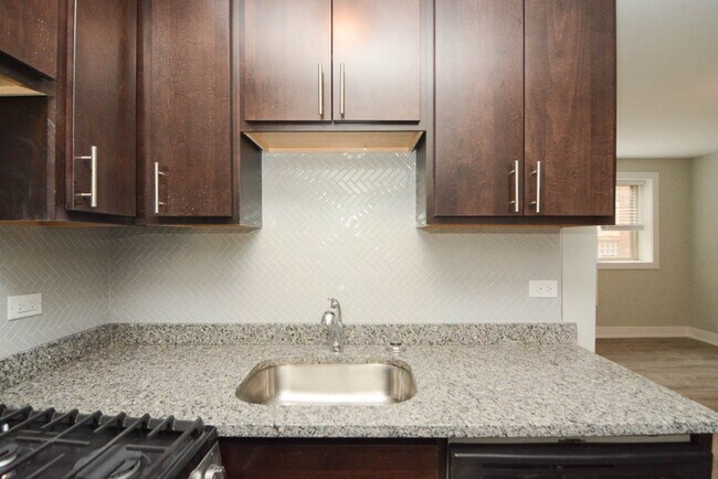 Building Photo - 447 W Surf St