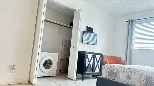 Building Photo - 4046 NW 19th St