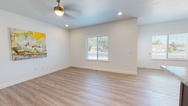 Building Photo - BEAUTIFUL 4-BEDROOM TOWNHOME FOR RENT