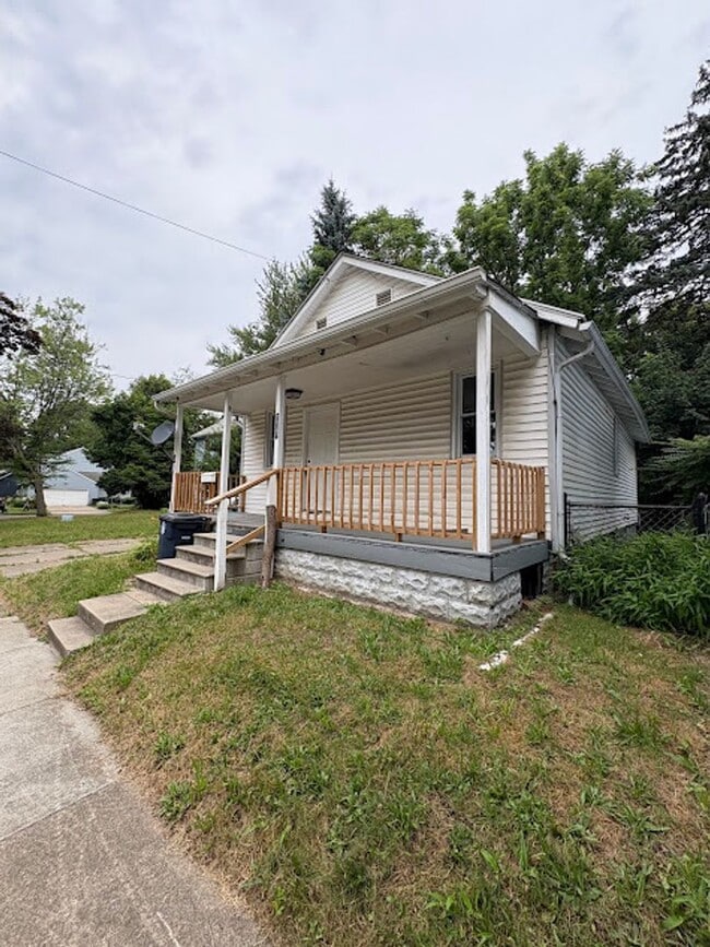 Primary Photo - 2 Bedroom 1 Bathroom Home for Rent!