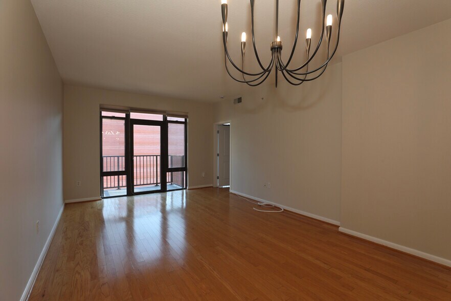 Building Photo - 1001 L St NW